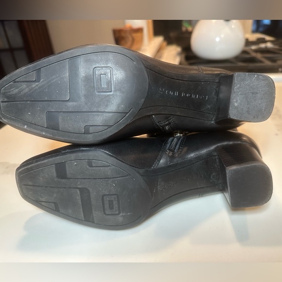 Bandlino black leather ankle boots. Sz 6 1/2 M. Good condition. Minimum wear. - Picture 5 of 5